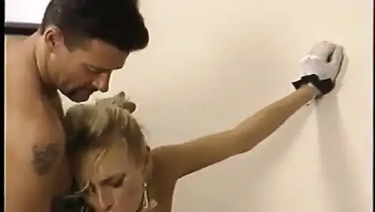 Hizmetçi kıyafeti içinde dik memeli ateşli sarışın emiyor ve iki yarak alıyor