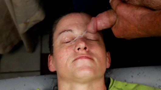 Kirli Dees uzanıyor ve gözlere çifte bebek alıyor,