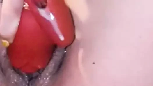 Amcığımı yalayan oyuncağımı kullanarak fışkırtmamı izle