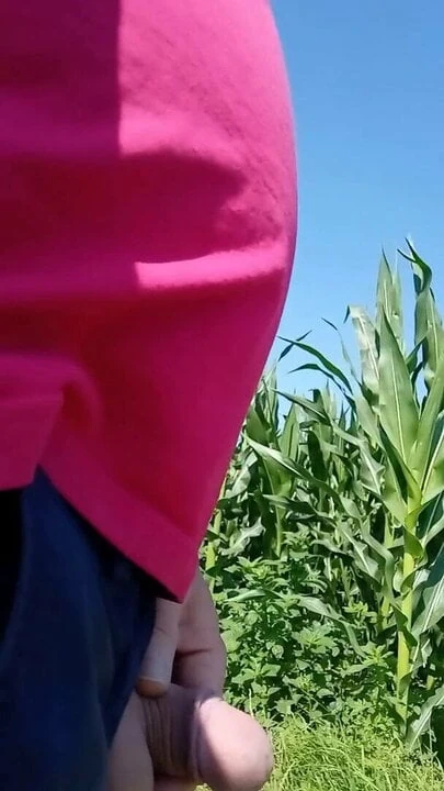 Bir alanda çıplak yürüyüş