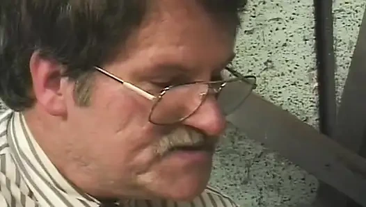 Yaşlı adam bağlı bir kadına şaplak atıyor ve kıllı amını tıraş ediyor