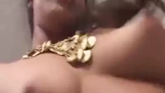 Hint koca ofis patronu ile desi karısını paylaştı