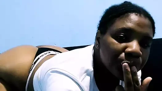 Ateşli Kolombiyalı büyük götlü esmer yatağında mastürbasyon yapıyor