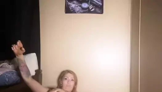 Genç yalnız bebek yapay penisiyle kendini sikiyor 💦