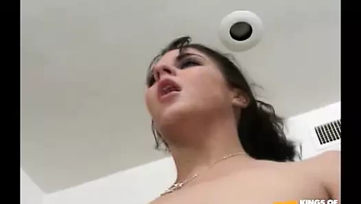 Sevimli genç kız üvey erkek kardeşi en iyi arkadaşı tarafından amını siktiriyor ve dölle dolduruyor