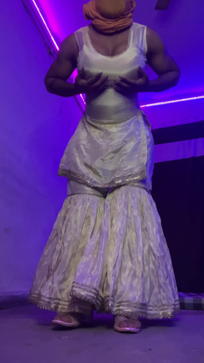 Büyük memeli saten ipek travesti. | Klip 1