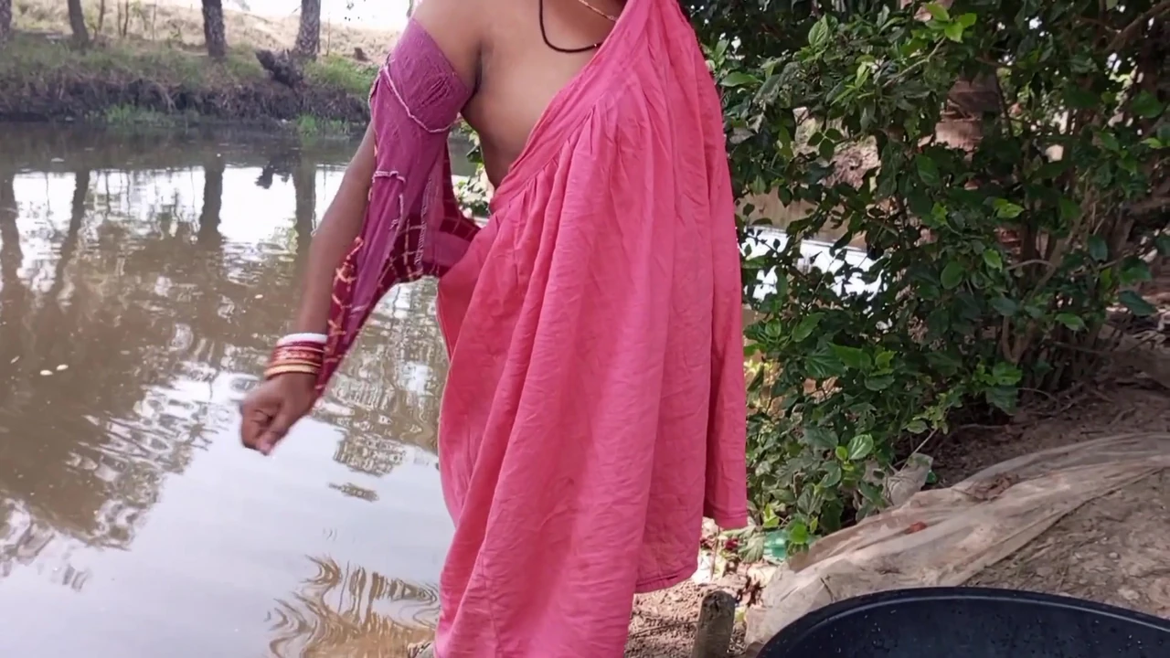 सेक्सी वीडियो में हॉट भाभी - भारतीय गांव की देसी शैली की चुदाई