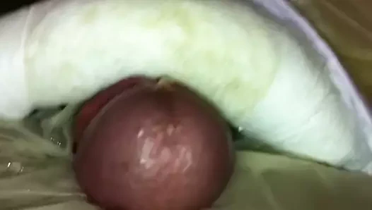 Sekt und Sahne in die Windel und Gummihose laufen lassen