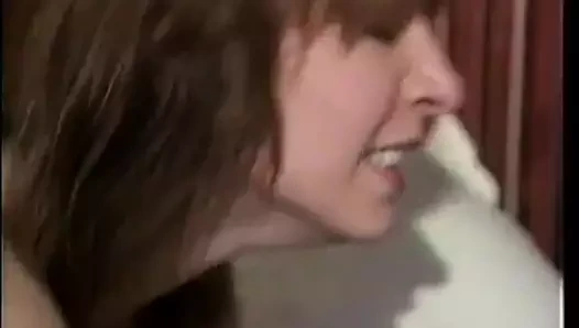 Koca sikli adam esmer piliçle sikişiyor ve göğsüne döl attırıyor