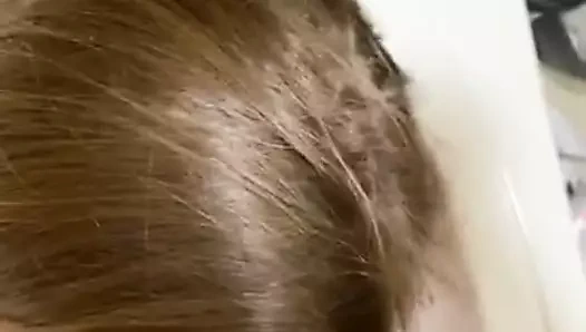 Sevimli işemek sürtük gets altın duş ve verir oral seks