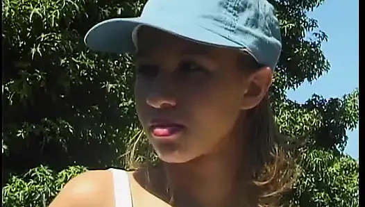 Kıllı amcıklı genç kız bahçede domalarak sikiliyor