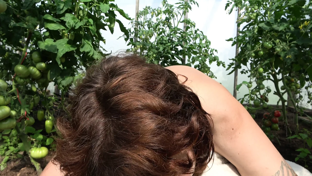 Taşralı orta yaşlı seksi kadın domatesleri kızartmak için mastürbasyon yapıyor