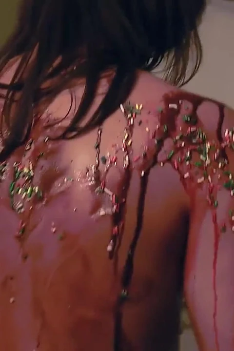 Kızların sırayla bir yarakla sikiştiği heyecanlı bir striptiz yüze boşalma oyunu