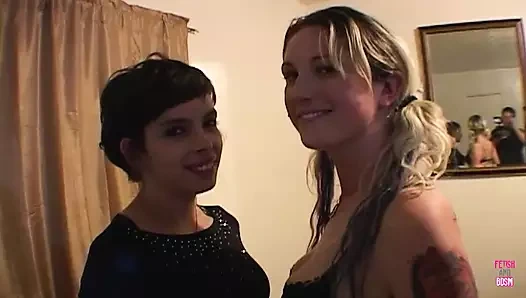 Esmer ve sarışın lezbiyenler birbirlerine şaplak atıyor ve orgazm olana kadar dildo paylaşıyor