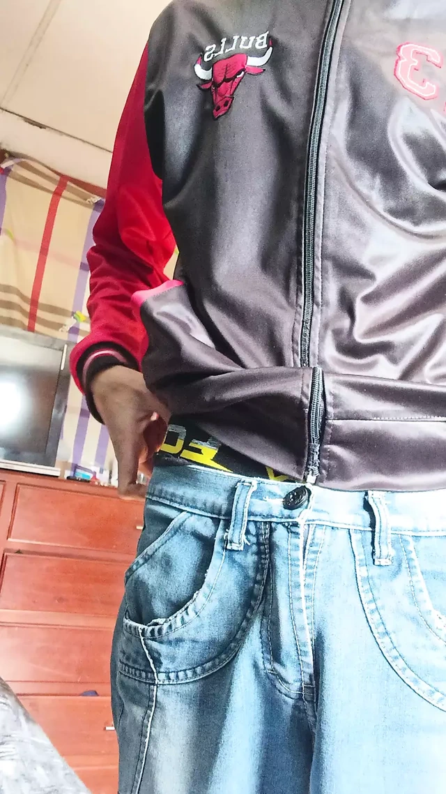 Genç adamın büyük yarağı şehvetli bir şekilde mastürbasyon yapıyor