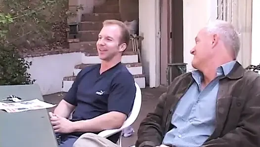 Azgın siyah saçlı güzel kız havuz başında dört adamı emiyor ve sikiyor