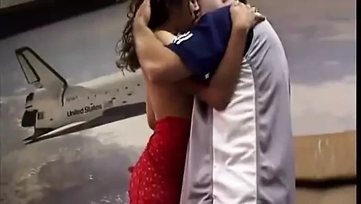 Güzel büyük yüze boşalma bu sevimli egzotik genç kızın kahverengi derisinin her yerine sakso çekiyor