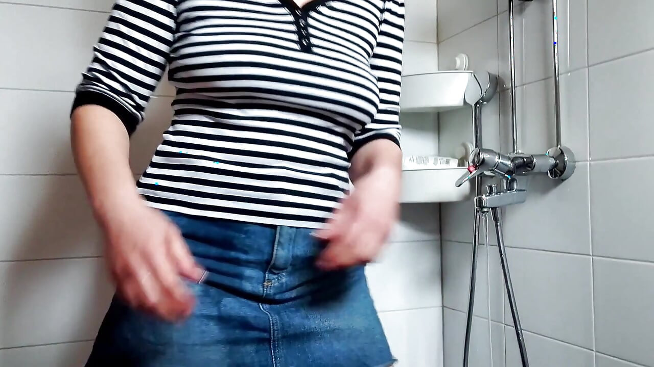 Ateşli duşta kıllı amına mastürbasyon yapıyor