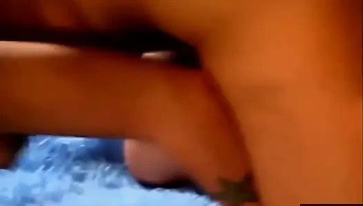 Sarışın orta yaşlı seksi kadın yoğun domalmadan önce oral zevk alıyor