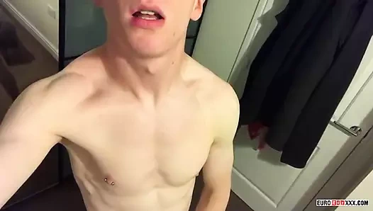 Zinde Alexander Light sert yarakla mastürbasyon yaparken kendini filme alıyor