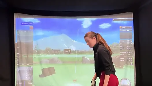 Benim lush ile bir simülatörde golf yapmaya çalışıyorum! Ben sallanırken boşalmamaya çalışıyorum!