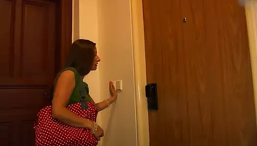 Ateşli genç kız arkadaşının komşusunu sikiyor