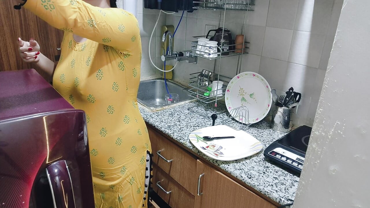 Azgın üvey annemi mutfakta buluyorum - Hintçe porno