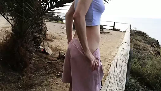 İnsanlar yakınken parkın ortasında riskli seks