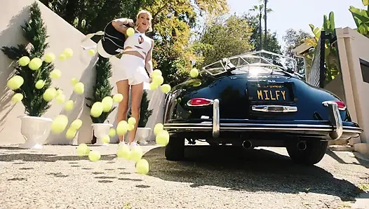 Orta yaşlı seksi kadın doyumsuz holly barmeni ve kız arkadaşı Leana'ı baştan çıkarıyor