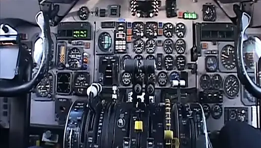 Randy pilot seksi esmeri kokpitte okşuyor