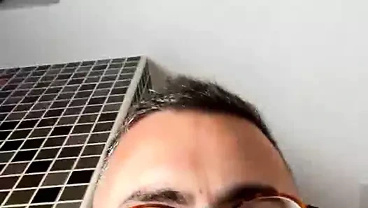 Gözlüklü adam banyoda cumming