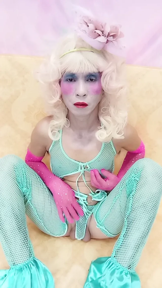 Oanh Le transgender seksi kıyafetler giyerek yapay bir kutu ile oynayan porno