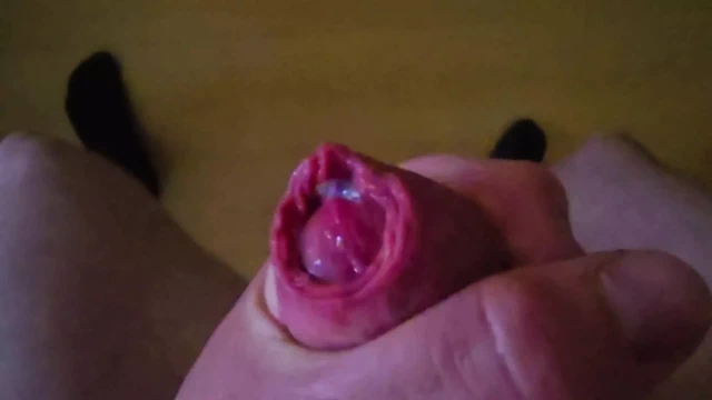 Güzel ve azgın bir şekilde mastürbasyon yapıyor😁