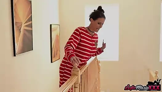 Doğal memeli Sofie Marie ırklararası sert seks yapıyor