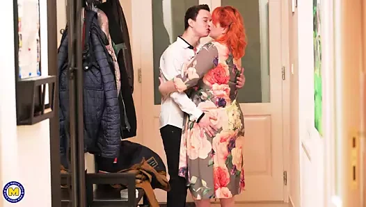 Büyük anne ince üvey oğluyla sikişiyor