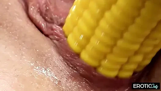 Esmer kadın amına mısır koçanı ve dildo sokuyor