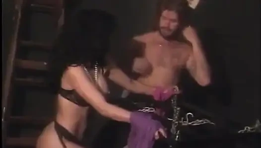 Siyah ve beyaz üçlü grup seks, amcık yalama, siyah yarak emiyor