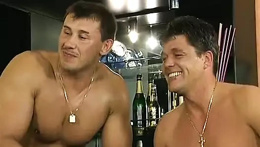 iki ince ve çekici alman kızlar alma fucked tarafından üç sert çubuklar