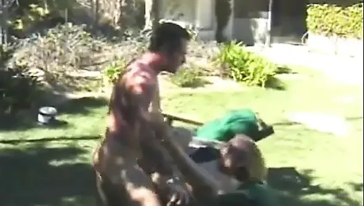 Genç sarışın açık havada amına kalın bir yarak almak için bacaklarını geniş açıyor