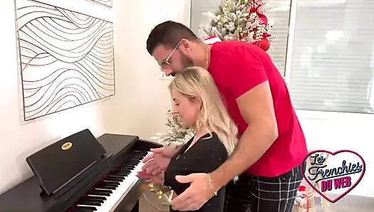 Bayan Alice özel bir ders sırasında sikiliyor