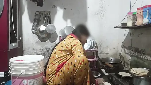 Üvey kız kardeş mutfakta yemek pişirirken