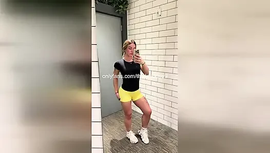 Ben canlı yayında fışkırtırken üvey babam içeri giriyor