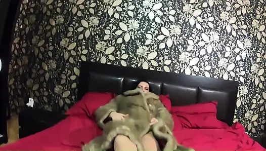 Patronlarım hediye ile kürk manto ve külotlu çorapla sakso fantezisi