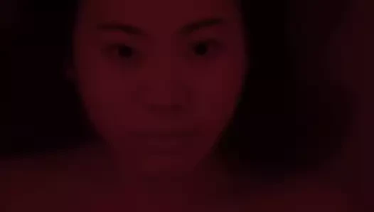 Asyalı bayan sualtı küveti