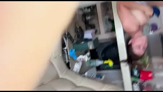 Yemek odasının üstünde mastürbasyon yapıyor ve fışkırtarak devam ediyor