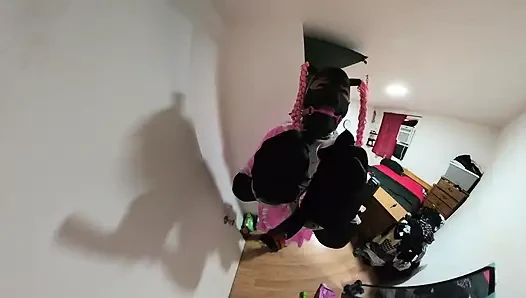 Kadın kılıklı hizmetçi kendi kendine esaret - 360 kamerayı deniyor