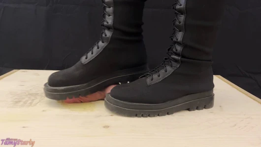 Diz boyu çizmelerde agresif dövüş bootjob - merkez bankası, ayaklar altından, ezme, femdom, ayakkabı işi