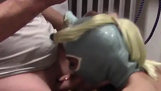 Sarı iki kuyruklu MILF ağzına alıp boşalıyor