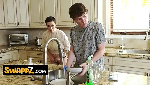 Грудастые мачехи Kenzie Taylor и Olive Glass устраивают обмен шаловливым сыном