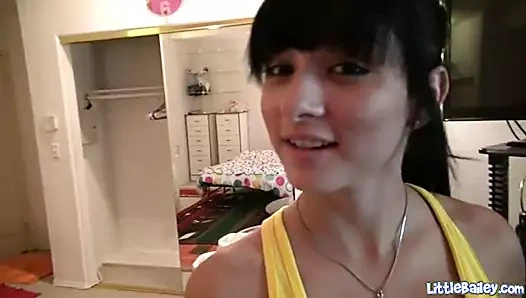 Minyon genç kız sert yarağı amına alıyor